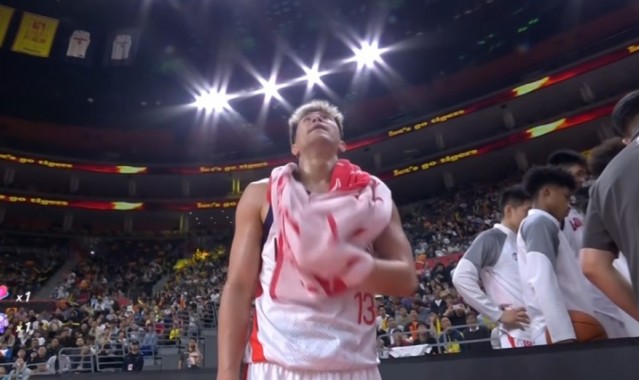 依旧犀利！郭艾伦弧顶摆脱徐杰直杀篮下拿到两分