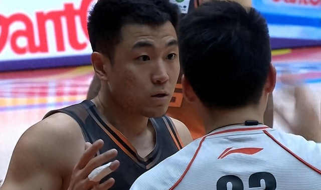 大冷门！卫冕冠军无缘8连胜，山东男篮12战11胜，邱彪有能